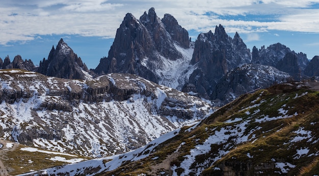 Foto de tirar o fôlego do início da manhã nos alpes italianos