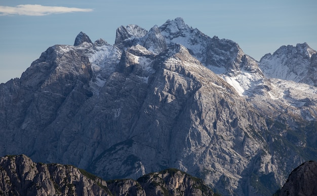 Foto de tirar o fôlego no início da manhã nos Alpes italianos