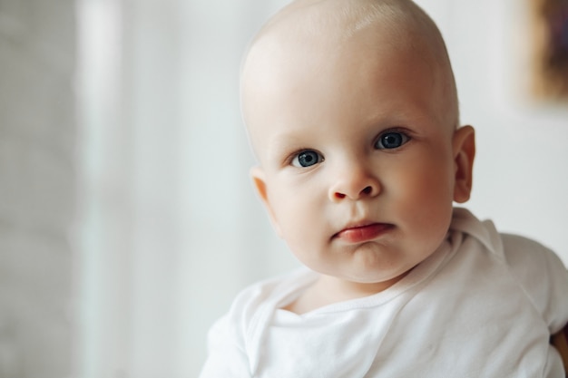 Foto de um adorável bebê dentro de casa