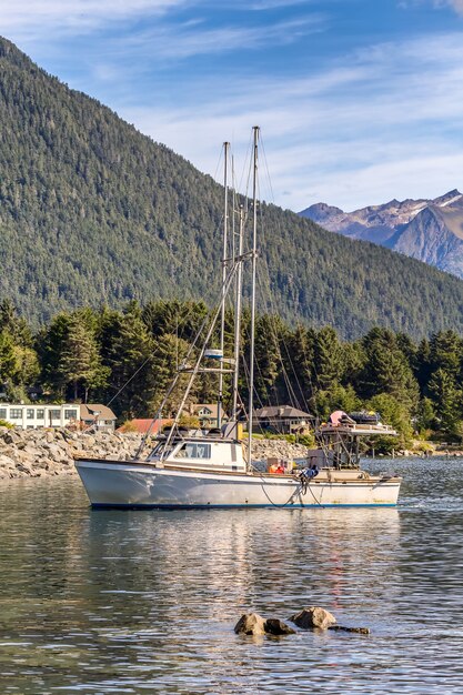 Foto de um barco de pesca navegando no porto de Sitka