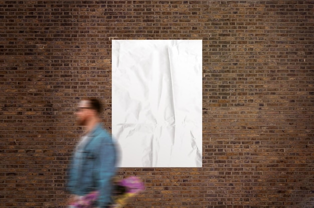 Foto de um cartaz branco em uma parede de tijolos com um homem caminhando