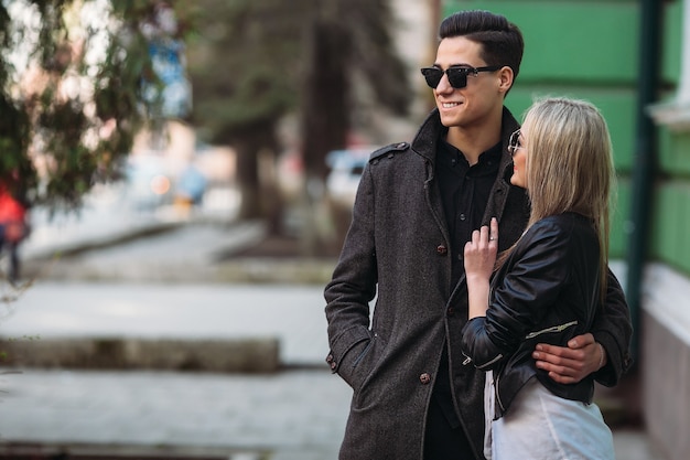 Foto de um jovem casal lindo na rua da cidade