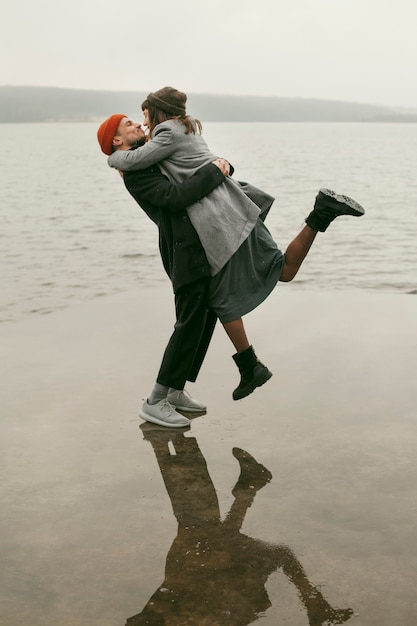 Foto grátis foto de um lindo casal adorável lá fora