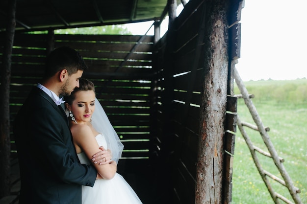 Foto de um lindo casal na natureza em uma cabana de madeira