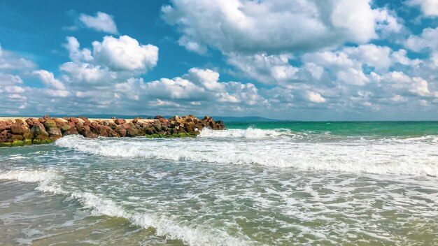 Foto de uma bela praia e um mar incrível em Pomorie, Bulgária