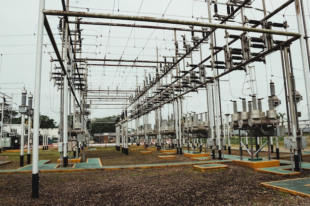 Foto grátis foto de uma parte da estação de energia elétrica de alta tensão