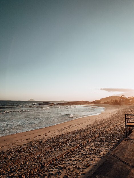 Foto de uma praia montanhosa perto do Rio de Janeiro, Brasil