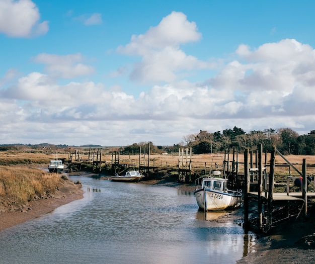 Foto de vários barcos ancorados na margem do rio