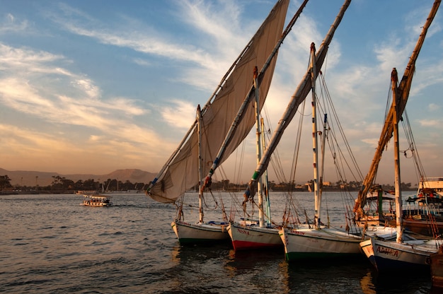 Foto de vários barcos atracados no cais em linha reta ao pôr do sol