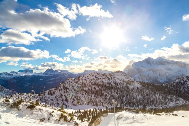 Foto deliciosa de enormes alpes com céu nublado e claro