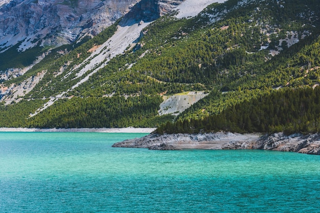 Foto deslumbrante de paisagem montanhosa à beira do lago