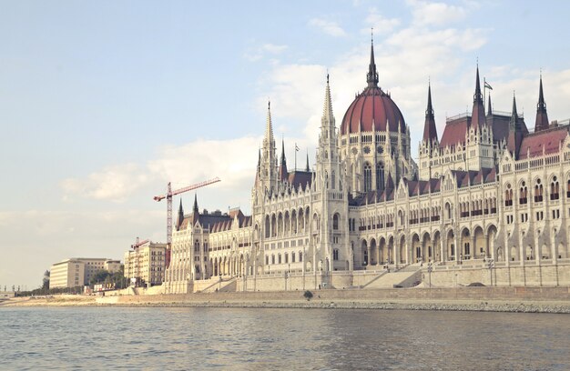 Foto distante do edifício do Parlamento Húngaro em Budapeste, Hungria