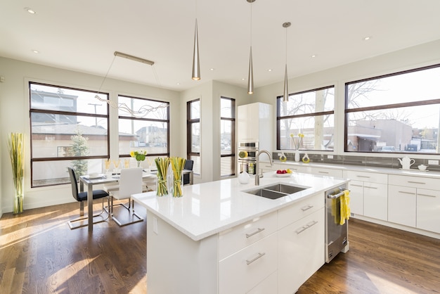 Foto do interior de uma cozinha moderna com janelas grandes