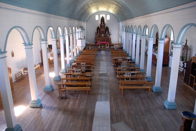 Foto do interior de uma igreja vazia