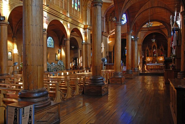 Foto do interior de uma igreja vazia