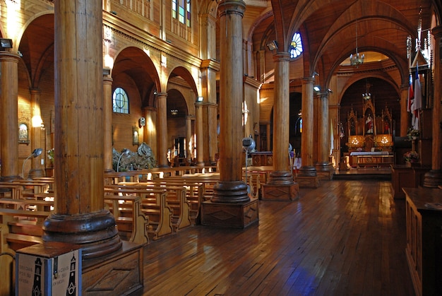 Foto do interior de uma igreja vazia