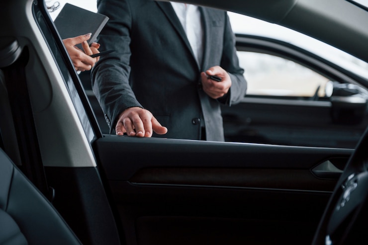 Foto grátis foto do interior do veículo. cliente do sexo feminino e empresário barbudo elegante e moderno no salão automóvel