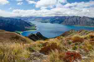 Foto grátis foto do pico do istmo e um lago na nova zelândia