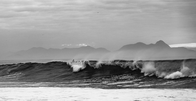 Foto grátis foto em escala de cinza das ondas do oceano da praia de copacabana