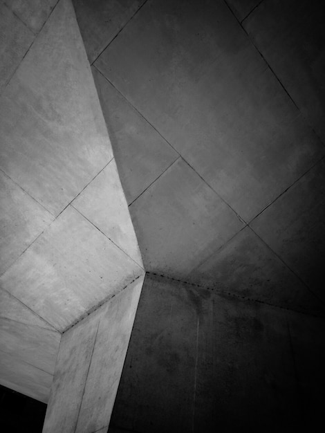 Foto em escala de cinza de coluna de concreto cinza
