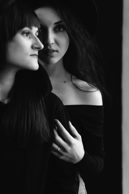 Foto em preto e branco de moda de duas meninas bonitas