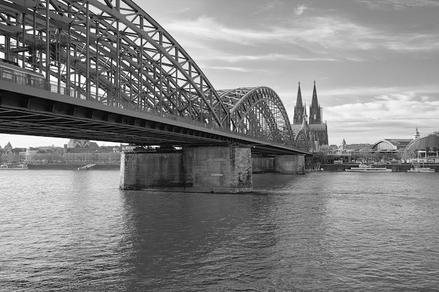 Foto em tons de cinza da bela ponte Hohenzollern sobre o rio Reno