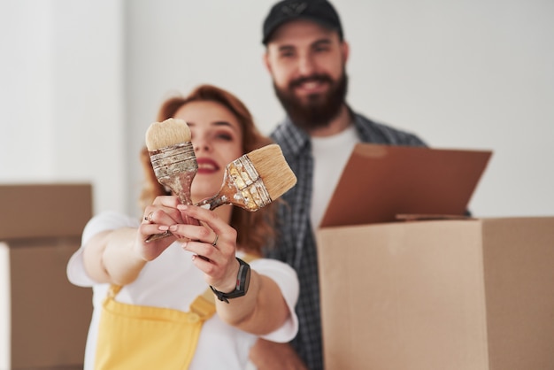 Foto focada. Casal feliz juntos em sua nova casa. Concepção de movimento