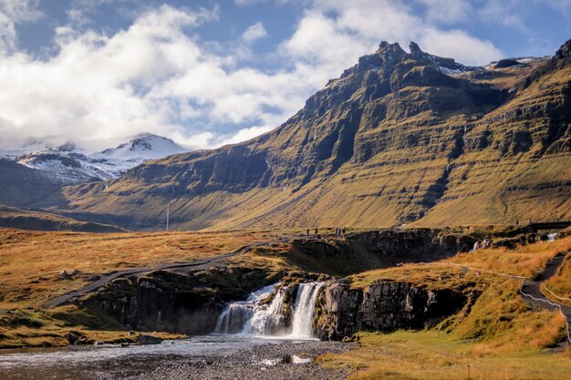 Foto grande angular das montanhas de Kirkjufell, Islândia, durante o dia