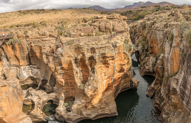 Foto grande angular de Bourke's Luck Potholes em Moremela, África do Sul durante o dia