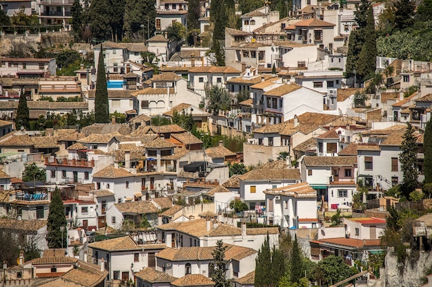 Foto grande angular de edifícios brancos de uma cidade construída ao lado da outra durante o dia