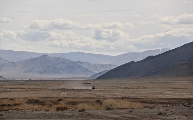 Foto grande angular de uma grande paisagem em frente às montanhas