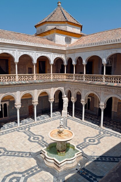 Foto grande angular do palácio Casa de Pilatos em Sevilha, Espanha