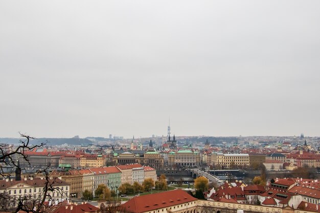 Foto grande angular dos edifícios de Praga sob um céu nublado