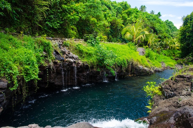Foto hipnotizante da cachoeira Afu Aau em Samoa