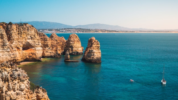 Foto hipnotizante da Ponta da Piedade, um local pitoresco em Portugal