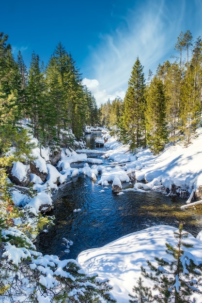 Foto hipnotizante de um belo parque rochoso coberto de neve ao redor do lago com uma montanha ao fundo