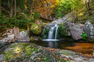 Foto grátis foto hipnotizante de uma bela cachoeira na montanha rhodopes