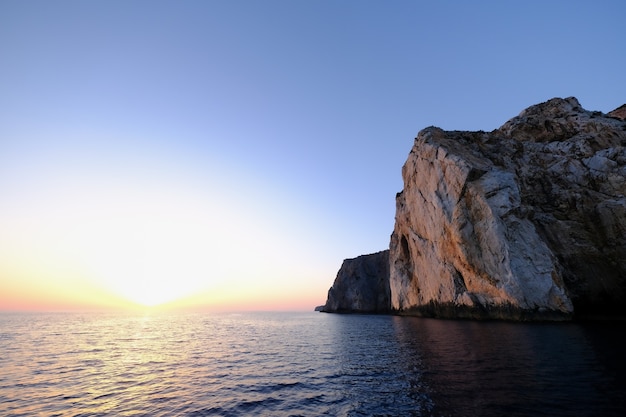 Foto hipnotizante de uma bela paisagem marinha e pedras enormes