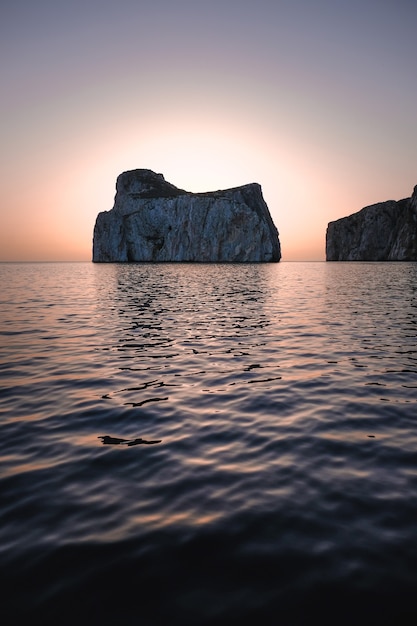 Foto grátis foto hipnotizante de uma bela paisagem marinha e pedras enormes