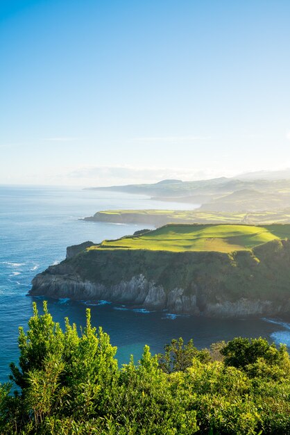 Foto hipnotizante de uma bela paisagem marinha nos Açores, Portugal