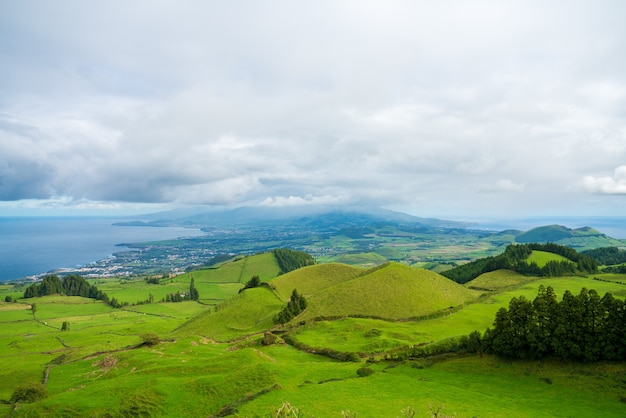 Foto hipnotizante de uma bela paisagem montanhosa nos Açores, Portugal