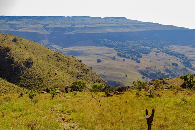 Foto hipnotizante de uma bela paisagem montanhosa