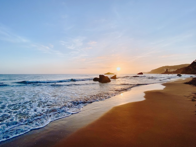 Foto hipnotizante de uma paisagem marinha em um belo pôr do sol