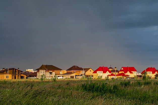 Foto horizontal de casas coloridas sob um céu nublado