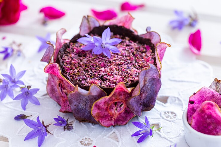 Foto grátis foto horizontal de um bolo vegan roxo cru com peras desidratadas em uma mesa branca