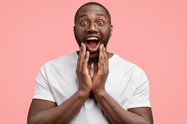 Foto horizontal de um professor afro-americano feliz e sorridente comemora o resultado positivo de seu aluno na competição internacional