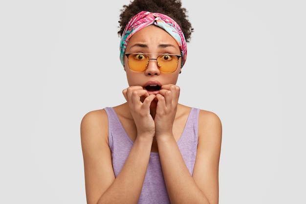 Foto horizontal de uma mulher assustada com pele escura