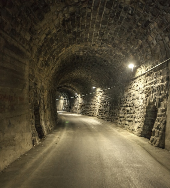 Foto impressionante do interior de um antigo túnel na cidade de Mislinja, na Eslovênia