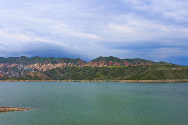 Foto incrível de um lago de montanha em um céu nublado na Armênia