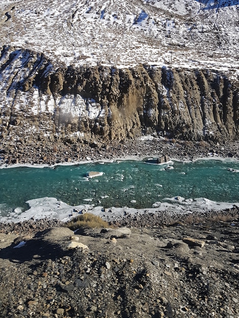 Foto grátis foto incrível de um rio cercado por uma paisagem rochosa